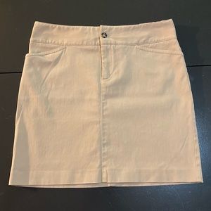 Banana Republic Factory Khaki skirt, size 4. 🍁 A must have for every wardrobe!